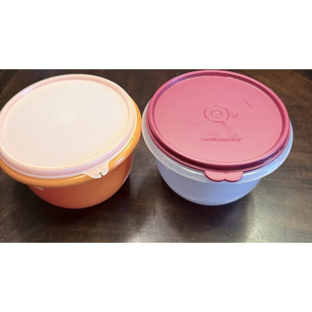 Vintage Tupperware Set Of Two Mixing Bowls 270-3 lids. 4 cup